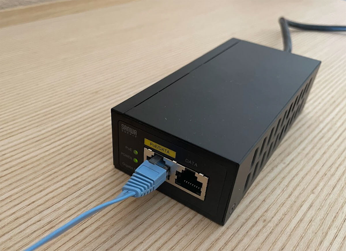 写真　PoEインジェクターの出力LANポートに電源供給だけのためのLANケーブルを接続。入力LANポートは開放状態のままとする