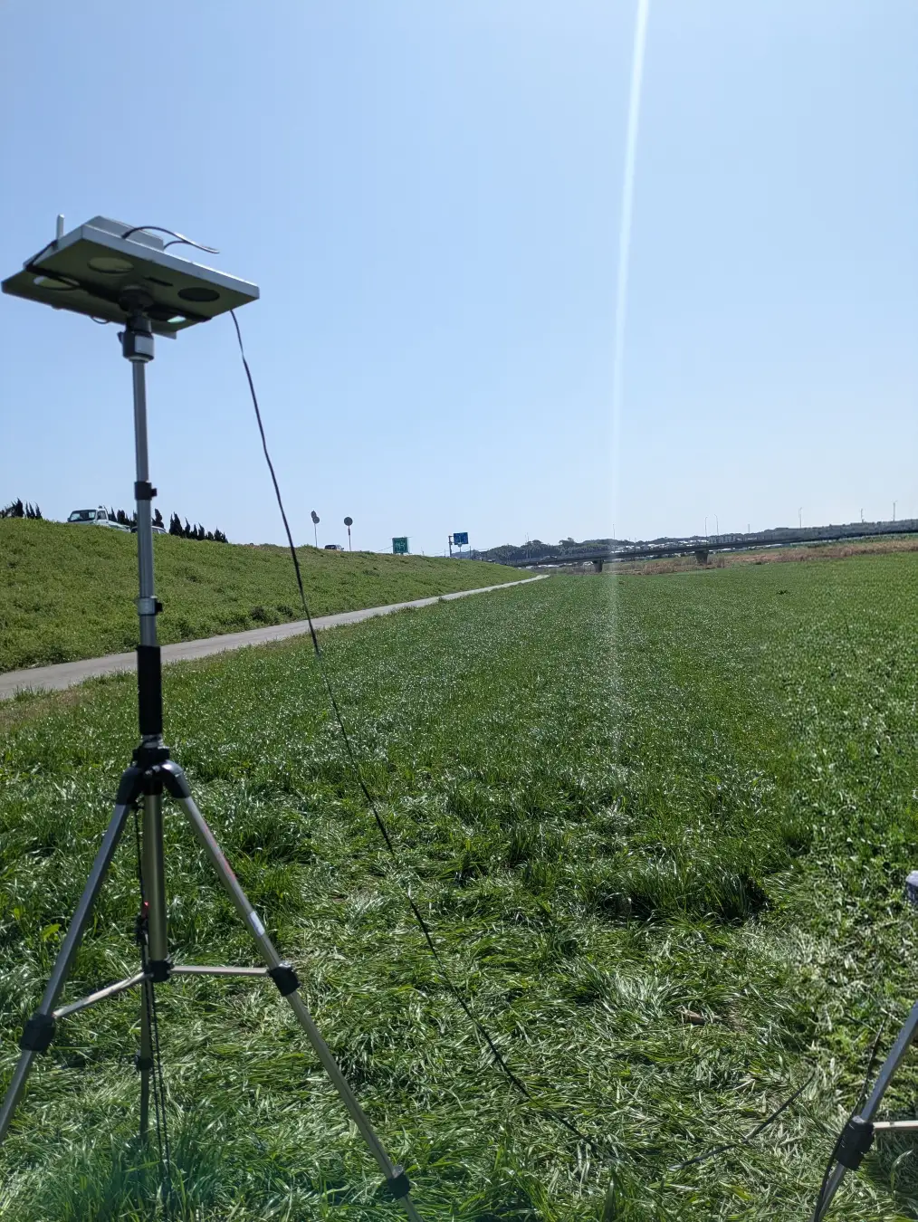 直方市の広大なフィールド内に設置された、次世代無線通信の検証用機器。実運用に近い環境下でのデータ取得により、研究開発を加速させました。