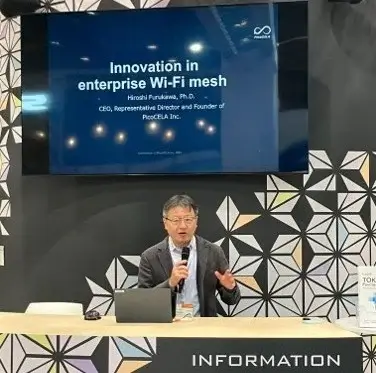 「E-world energy & water 2026」のパビリオン内特設ステージにて、企業向け無線メッシュWi-Fiの革新性と、エネルギー産業におけるDX推進の重要性について講演を行う代表取締役社長の古川浩。