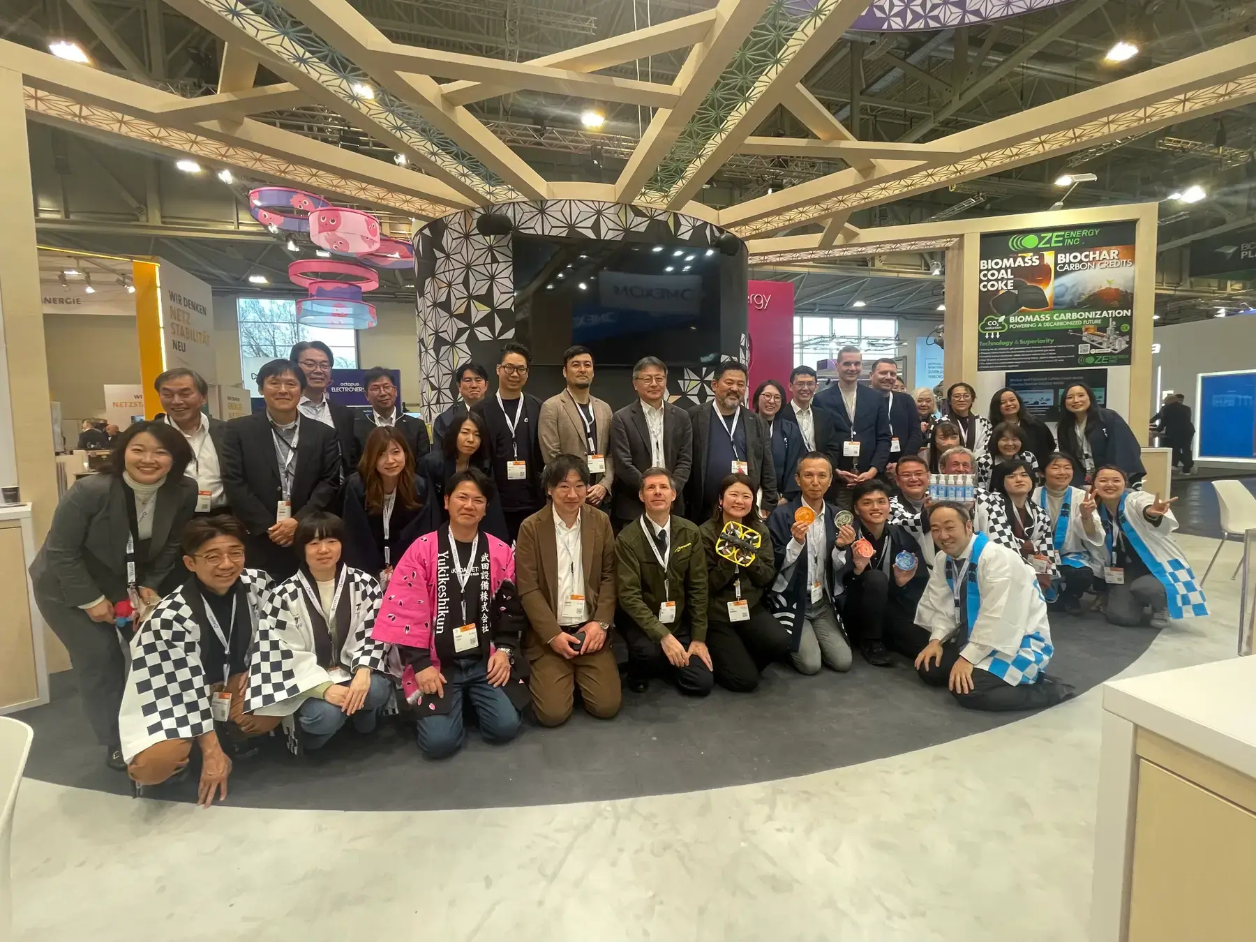 「東京パビリオン」関係者と出展企業のみなさま。
