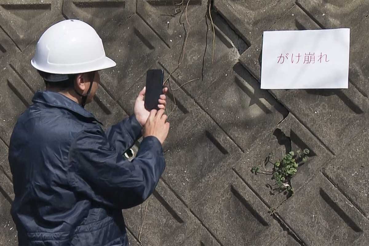現地で災害現場を撮影し、衛星経由で写真を共有<