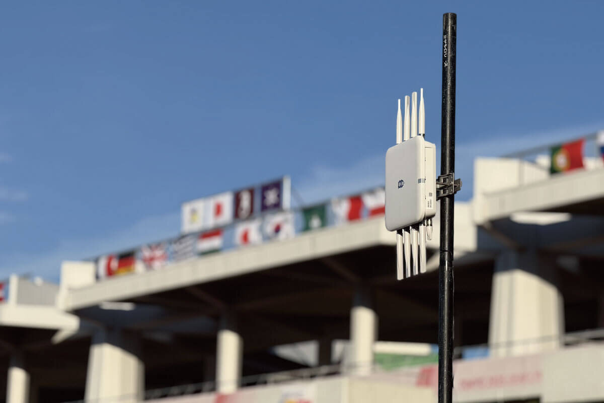 全長1kmの広大なコースを半日でエリア化した、完全ワイヤレスな即設ネットワーク