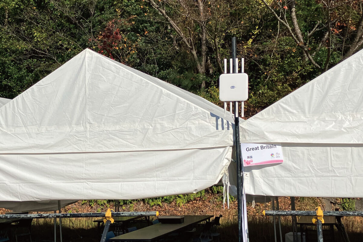 設置されたアンテナとバッテリーユニット