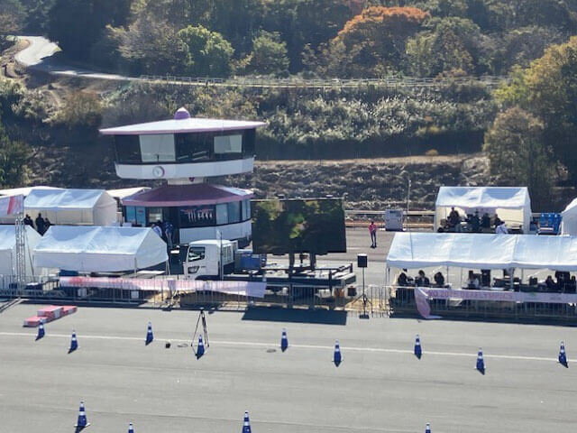 安定した通信を利用するスタッフ