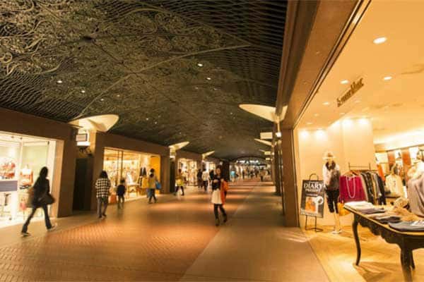 福岡地下街開発株式会社 様 153店舗数を誇る大型商業施設